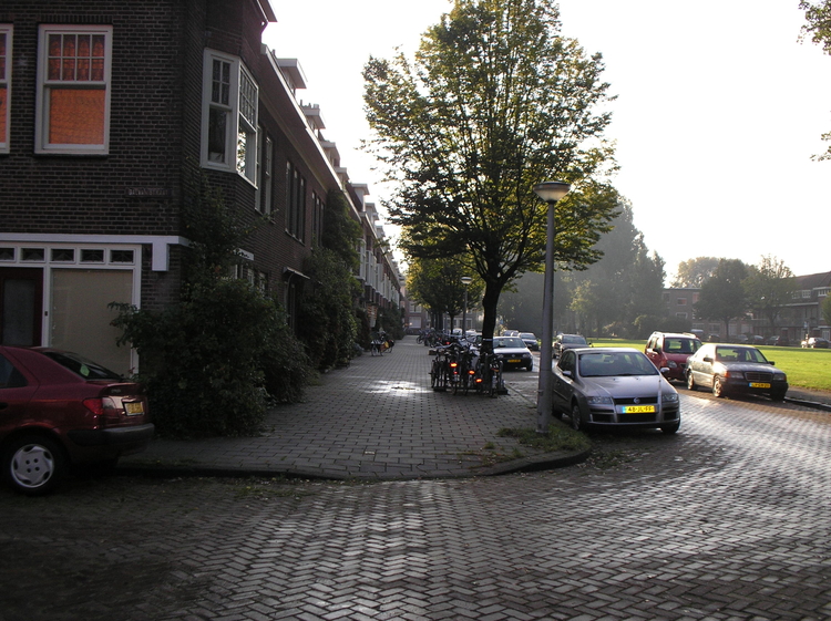  De Radioweg. Het huis vooraan op de hoek is nummer 13.<br />(2006) De Radioweg anno 2006. Het huis vooraan op de hoek is nummer 13, Het huis van de familie de Koning aan. 