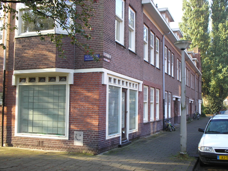  Het pand van de melkboer Galvanistraat hoek Voltaplein. Anno 2006 geen winkel meer. Bijna alle kleine winkeltjes zijn in 2006 helaas uit de buurt verdwenen. 