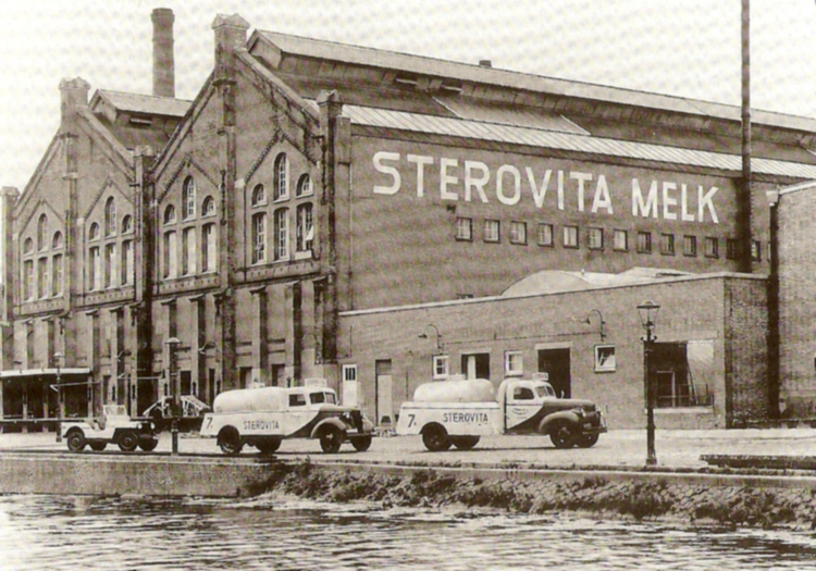 De voormalige melkfabriek Sterovita op de Oranje Vrijstaatkade. Tegenwoordig is er een sportschool in gevestigd.  