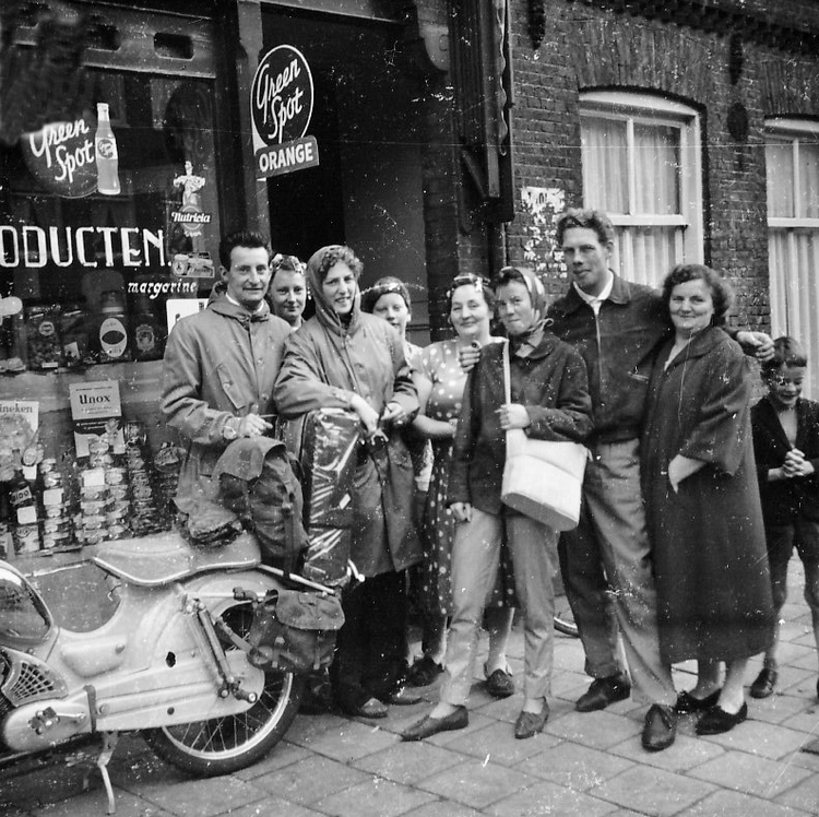 Melkwinkel met familie Touw en v.d. Eshof - 1960 .<br />Foto: Jan Touw 