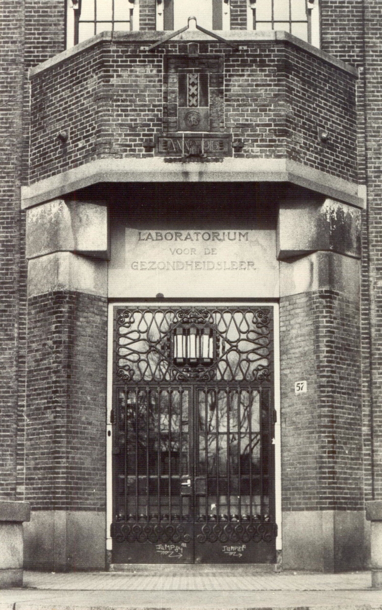  Oude ingang van het Laboratorium voor de Gezondheidsleer in het Oosterpark, 19 