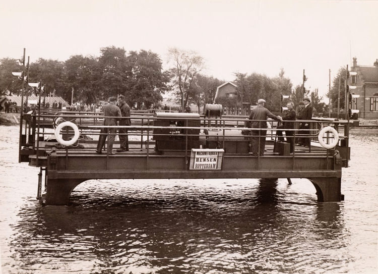 De veerpont op rails over de Merwede - 1937 .<br />Foto; Beeldbank Amsterdam 