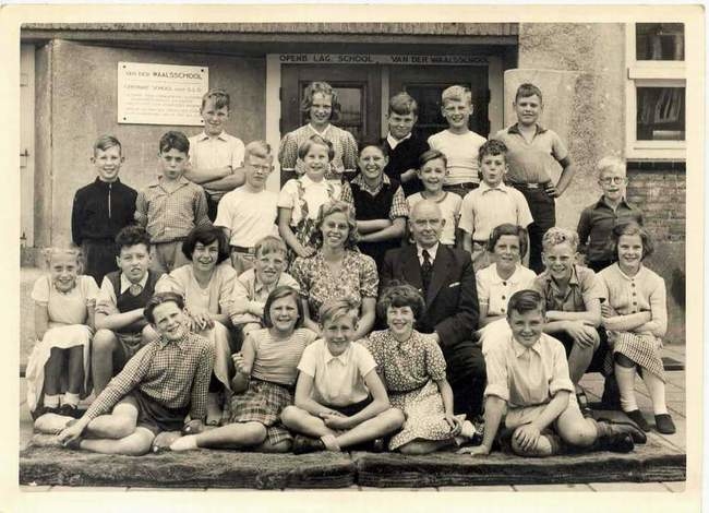  Thea in de 6e klas met meester Manuel en kweekjuffrouw Hakkert, Van de Waalschool (nu Watergraafmeerse Schoolvereniging) 1952. 
