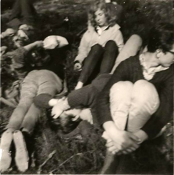 Met Flevo naar Wapenveld - ± 1957 .<br />Foto: Anneke Koehof Hier liggen we uit te rusten tijdens een fietstocht. Ook hier Anneke Koehof als het meisje met het vele haar...<br />.<br />Foto: Anneke Koehof 