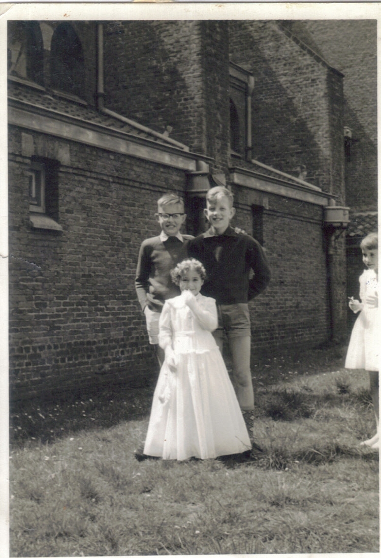 met Jos Schippers als misdienaar Links Jos Schippers, voor een bruidsmeisje. Foto is uit 1959 of 1960 in de tuin van de kerk genomen, na een bruiloft. 
