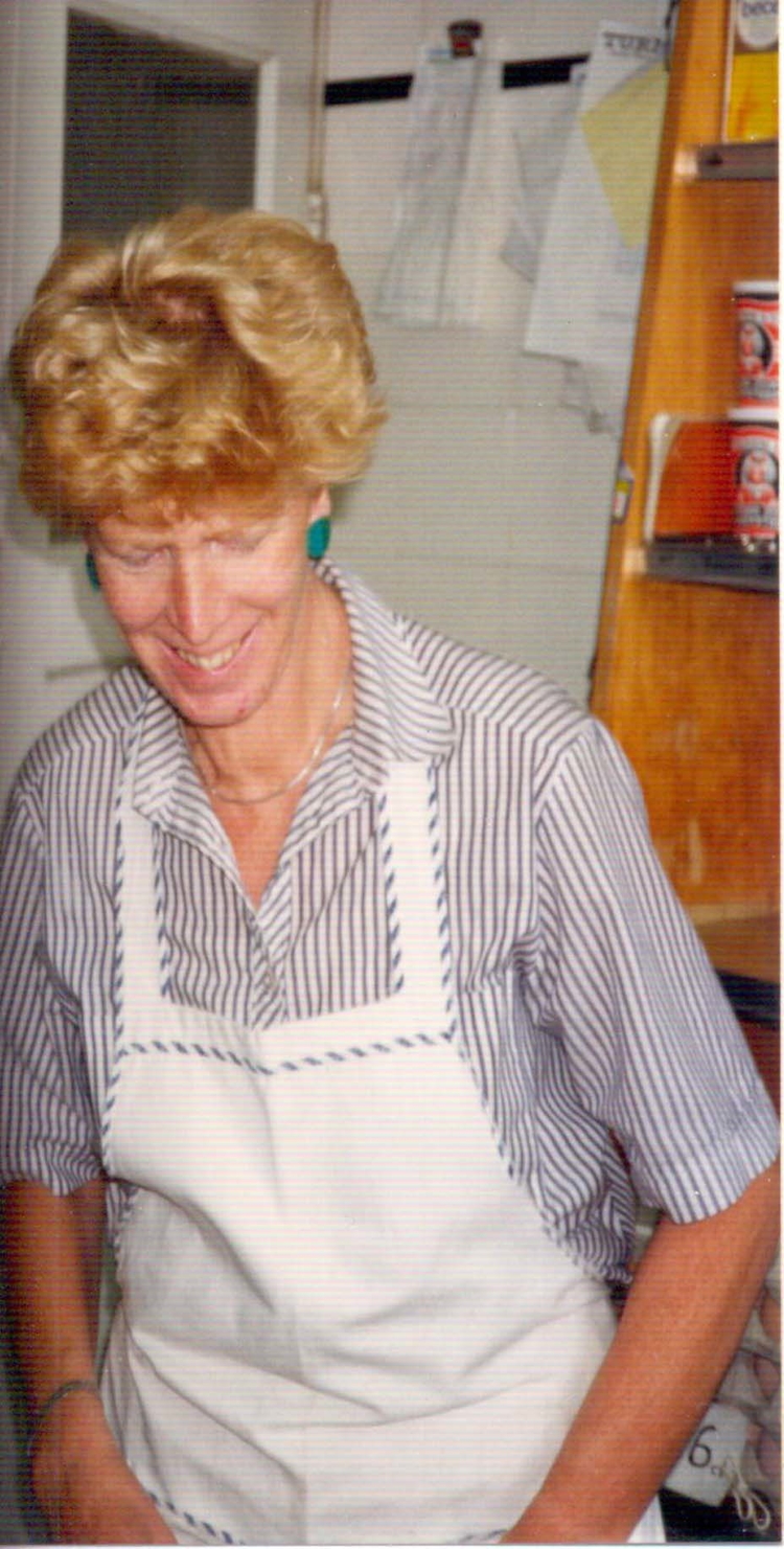 Mevrouw Groot snijdt kaas. Foto genomen ongeveer 1980.  