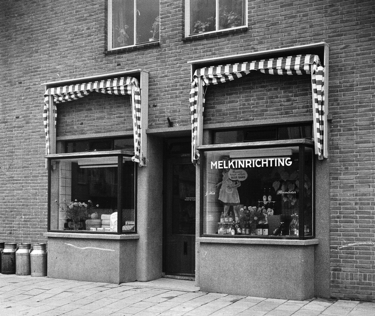  De melkwinkel van G.Hak De melkwinkel van G.Hak  in de Middelhoffstraat. 1948<br />Foto: Beeldbank Stadsarchief Amsterdam 