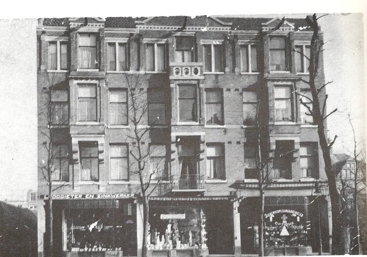  Het huizenblok t.o. de Paul Krugerstraat (Zach.Jansestraat), gebouwd in 1913. We zien er de winkels van Emmer, Korff en Querido. Daarnaast is nu de optiek van Stork.<br />Foto: Uit 350 jaar Watergraafsmeer. 