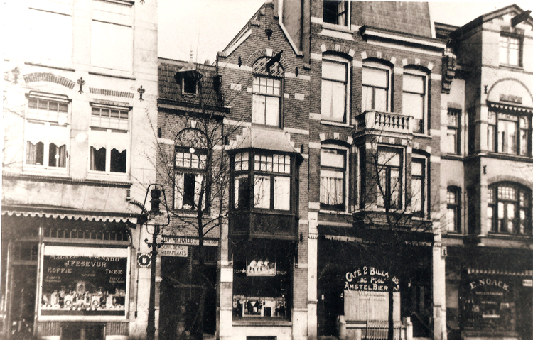 Middenweg 13 (2e pand van links) - ± 1910 .<br />Foto: Jan van Deudekom 