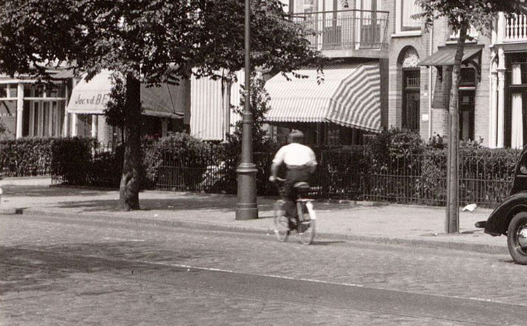 (links) Jac. v d Berg - Middenweg 165 - ± 1950 .<br />Klik rechts bovenaan op de foto en de foto wordt vergroot weergegeven.<br />Foto: Beeldbank Amsterdam .<br />Foto: Beeldbank Amsterdam 