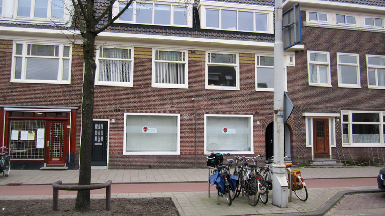 Middenweg 187 waar een bijkantoor van de Spaarbank voor de Stad Amsterdam was gevestigd.  <p>.<br />
De naam werd in 1979 veranderd in Centrumbank, maar kort daarna werd het na fusies met andere banken VSB-bank.<br />
<em>Foto: Jo Haen ©</em></p>