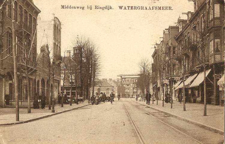 Middenweg 122-24 links - 1911 .<br />Foto: Jan van Deudekom 