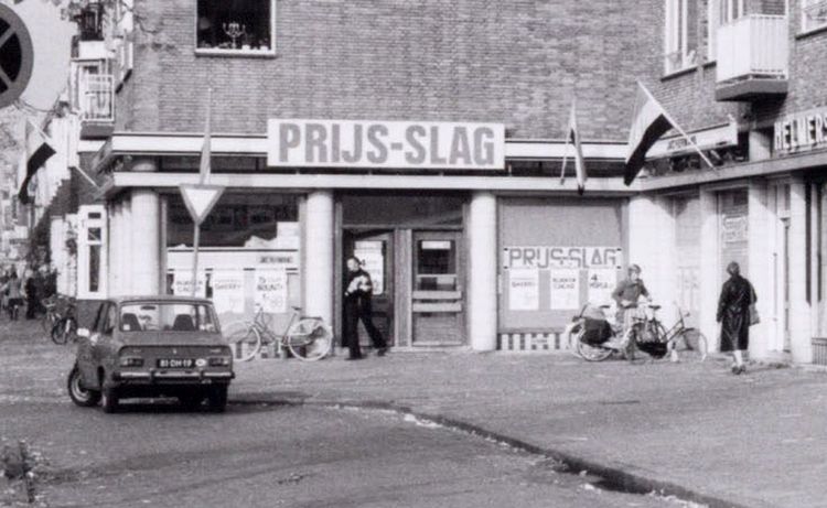 Middenweg 233 - 1976 .<br />Klik rechts bovenaan op de foto en de foto wordt vergroot weergegeven.<br />Foto: Beeldbank Amsterdam .<br /> 