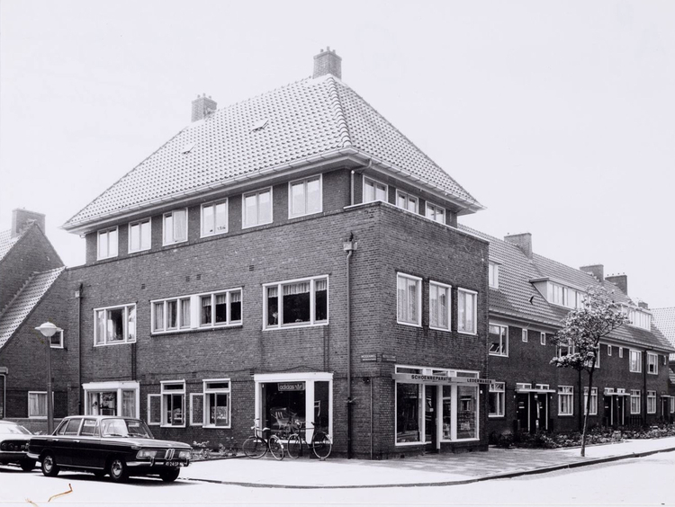 Middenweg 254 -. Schoenreparatie Lederwaren is leesbaar op het afdakje, ingang is Veeteeltstraat 1 .<br />Foto: Beeldbank Amsterdam 