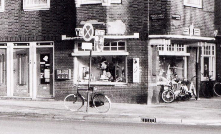 Middenweg 183 - 1972 .<br />Klik rechts bovenaan op de foto en de foto wordt vergroot weergegeven.<br />Foto: Beeldbank Amsterdam 