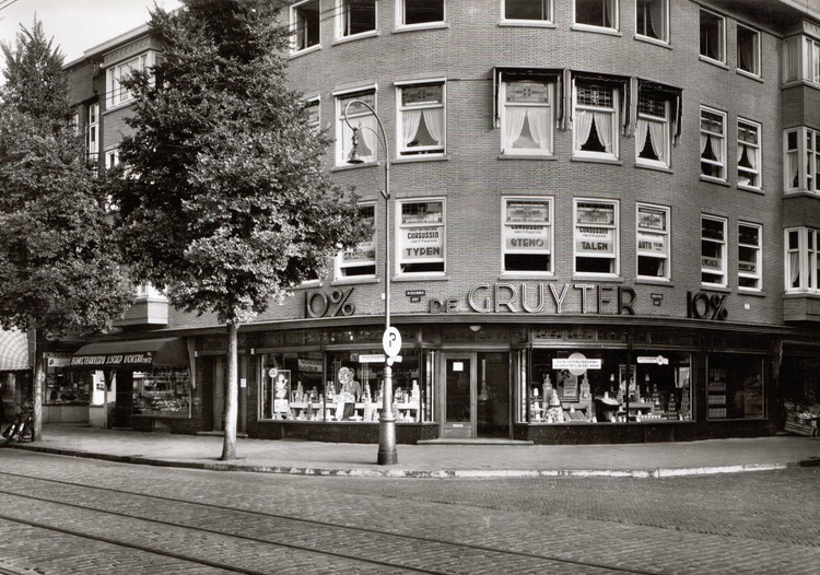 Middenweg 57(links) - ± 1965 .<br />Foto: Beeldbank Amsterdam 