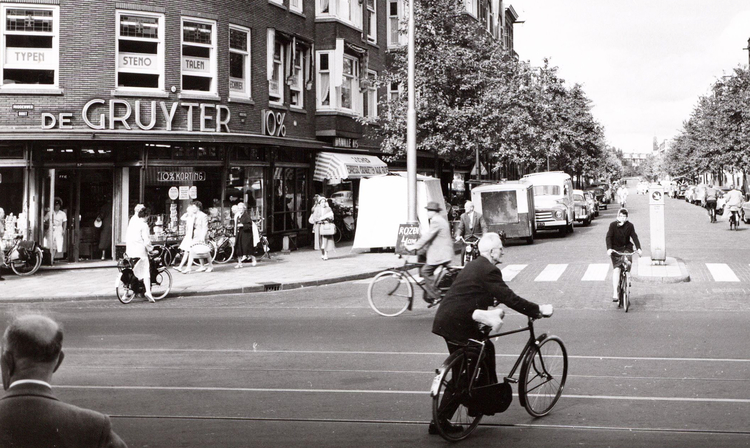 Middenweg 57 A - 1959 .<br />Klik rechts bovenaan op de foto en de foto wordt vergroot weergegeven.<br />Foto: Beeldbank Amsterdam .<br />Foto: Beeldbank Amsterdam 