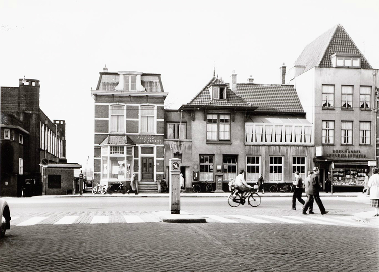 Boekhandel Lintvelt is het rechterpand Middenweg  - 1960 .<br />Deze 3 panden zijn in de jaren zestig afgebroken voor de aanleg van de Kamerlingh Onneslaan. Het telefoongebouw links staat er nog wel.<br />.<br />Foto: Beeldbank Amsterdam 