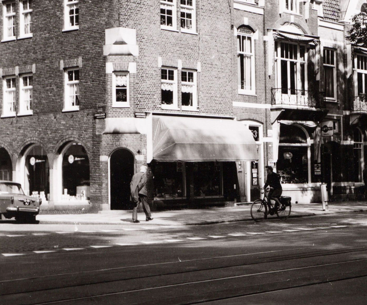 Middenweg 81 - 83 Bakkerij Kwakman  - 1967 .<br />Klik rechts bovenaan op de foto en de foto wordt vergroot weergegeven.<br />Foto: Beeldbank Amsterdam .<br /> 