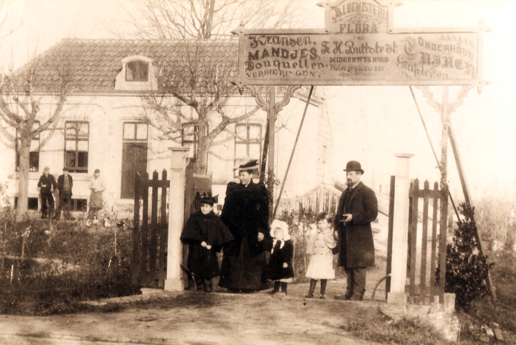 Middenweg 89 - ± 1920 De familie Fr. H. Buttstedt op zijn zondags.<br />.<br />Foto: Jan van Deudekom 