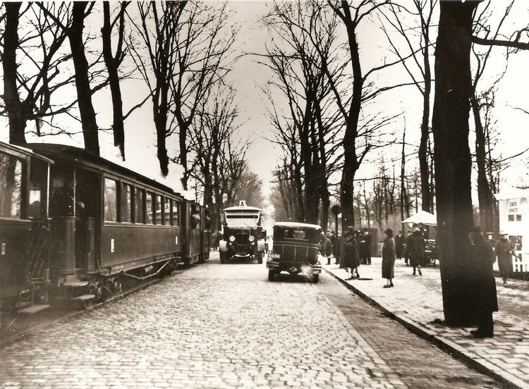 Bus A op de Middenweg/hoek Kruislaan. Rechts Stadwyck. 1920  