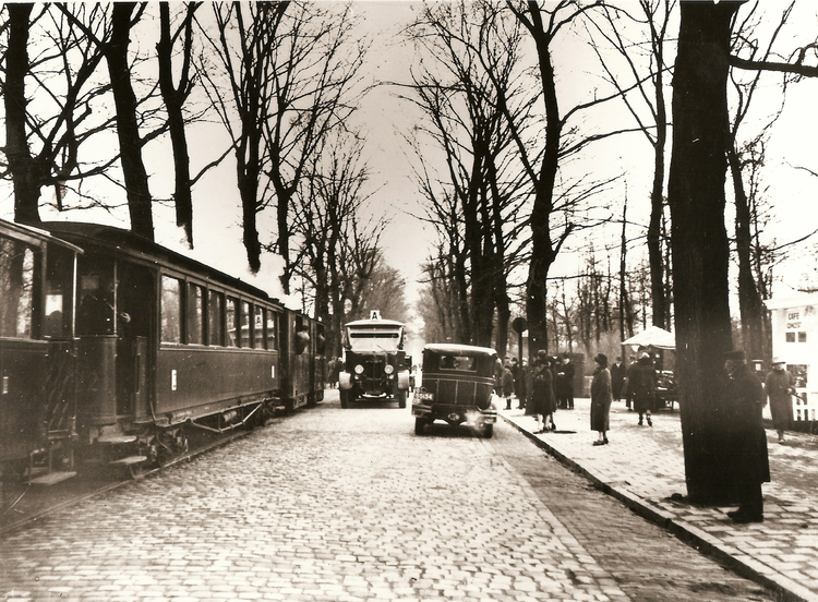 De Gooische Stoomtram op de Middenweg ter hoogte van de Kruislaan - 1930 .<br />Klik rechts bovenaan op de foto en de foto wordt vergroot weergegeven.<br />Foto: Eigendom Jo Haen © 