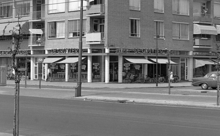 Middenweg 241 hoek Christiaan Huygensplein - 1959 .<br />Foto; Beeldbank Amsterdam 