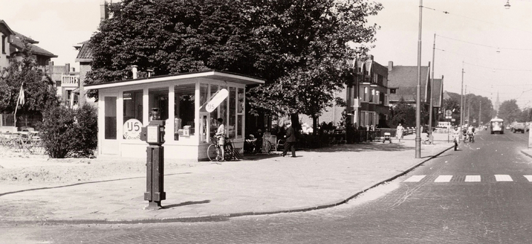 Middenweg 150 - hoek Kruislaan - 1954 .<br />Klik rechts bovenaan op de foto en de foto wordt vergroot weergegeven.<br />Foto: Beeldbank Amsterdam .<br />Foto: Beeldbank Amsterdam 