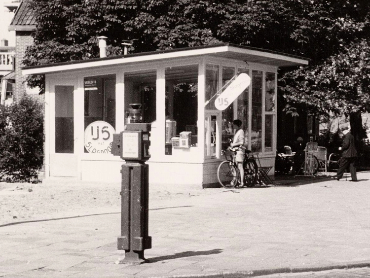 Middenweg 150 - hoek Kruislaan ingezoomd - 1954 .<br />Klik rechts bovenaan op de bovenste foto en de foto wordt vergroot weergegeven.<br />Foto: Beeldbank Amsterdam .<br />Foto: Beeldbank Amsterdam 