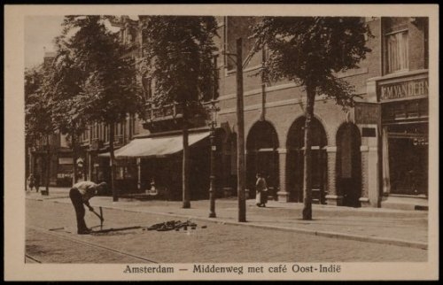 Middenweg met Café Oost-Indië Uitgave K. Wille, Amsterdam-Watergraafsmeer<br />Prentbriefkaart uit 1928. Bron: SAA, Beeldbank. 