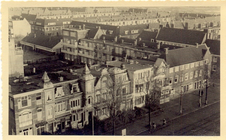Op de voorgrond de Middenweg met daarachter de Fraunhoferstraat. Links achter staat nog het schoolgebouw.<br />Foto: John Haen 
