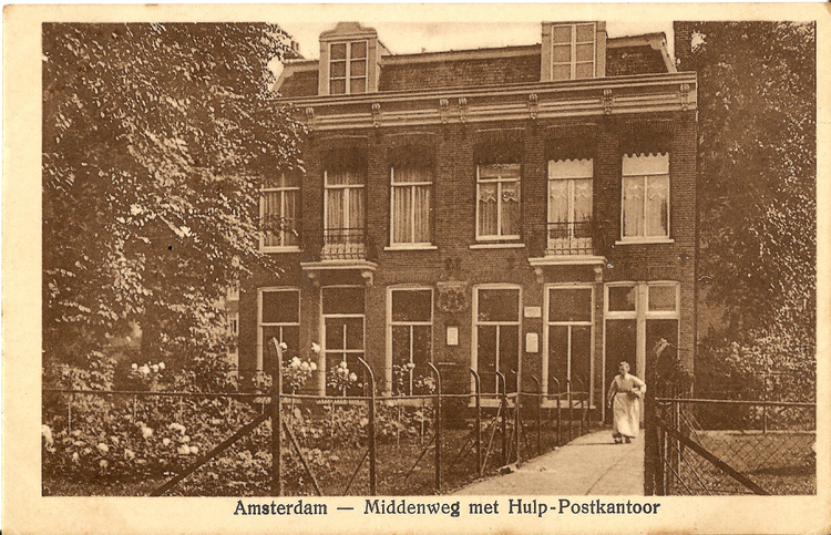 Het oude postkantoor aan de Middenweg/hoek Hogeweg. .<br />Foto: Jo Haen © 