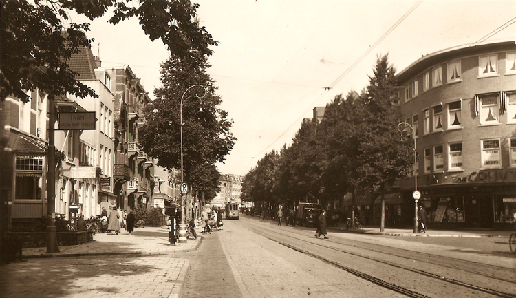 Middenweg 54 (links) - ± 1955 .<br />Foto: Jan van Deudekom 