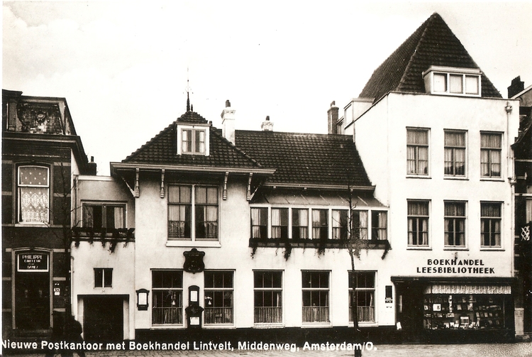 Boekhandel Leesbibliotheek Middenweg  54 - 1931 .<br />Klik rechts bovenaan op de foto en de foto wordt vergroot weergegeven.<br />Foto: Eigendom Jo Haen .<br />Foto: Eigendom Jo Haen 