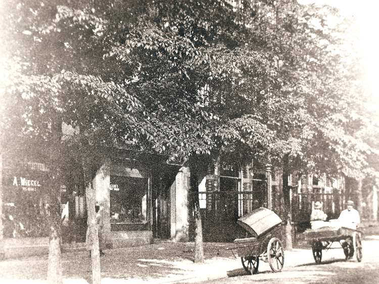 Middenweg 28 Wiegel - ± 1910 .<br />Foto: Jan van Deudekom 