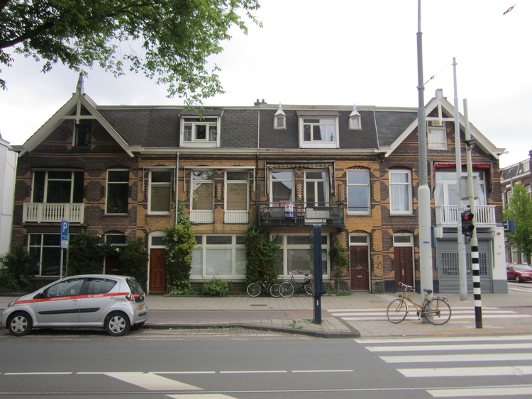 Middenweg 169 t/m 175 volgens de huisnummering in 1908. .<br />Foto: Jo Haen 