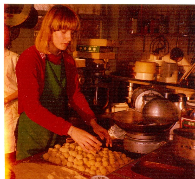 Mieke Haen Naast het maken van borrelhapjes moesten er ook bitterballen "doorgehaald" worden. Op deze foto ben ik bezig met eiwit en paneermeel (1980). 
