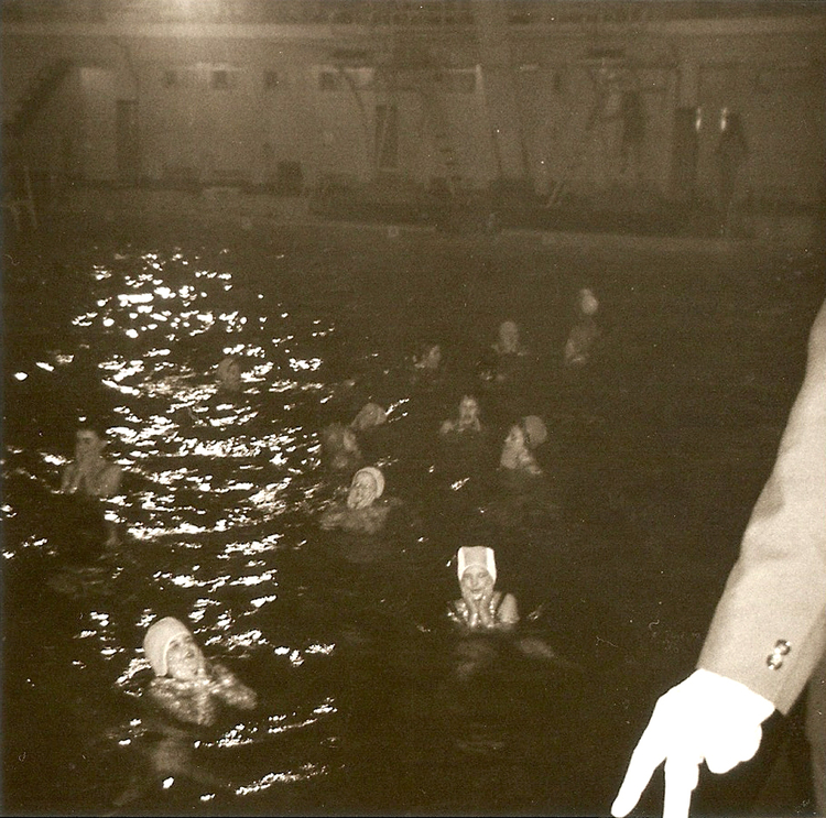Van het afzwemmen van Els helaas geen foto's. Hier is zus Mieke aan het watertrappelen tijdens haar afzwemmen in 1970. .<br />Foto: Jo Haen 