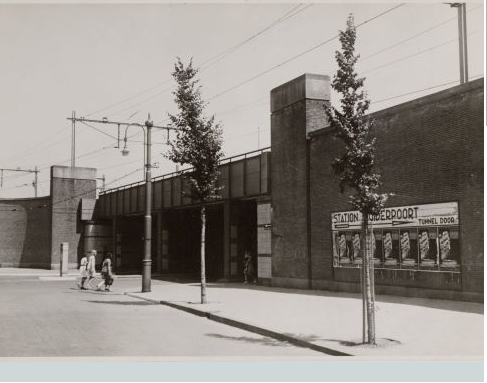  De Pontanusstraat in de oorlog (1942) bij de onderdoorgang naar de Javastraat (Foto: Gemeentearchief Amsterdam) 