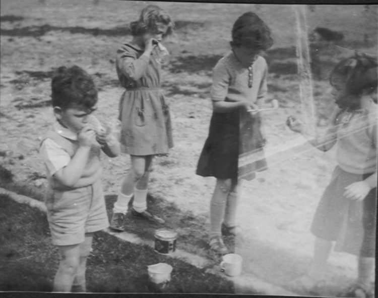 Mijn kindertijd - bellen blazen.jpg Bellen blazen in 1952 voor het huis op de Finsenstraat. Vlnr: Kees van der Wusten, Anita Schagen, Toos en Magdaleen van der Wusten. 