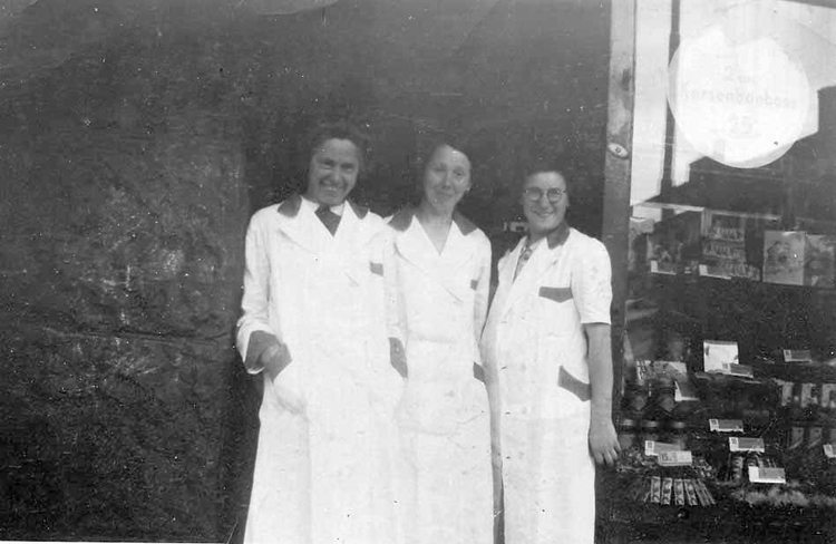 Insulindeweg 131 - ± 1947 Mijn moeder met haar zusters voor de winkel van Jamin<br />Foto: Willem Sodenkamp 