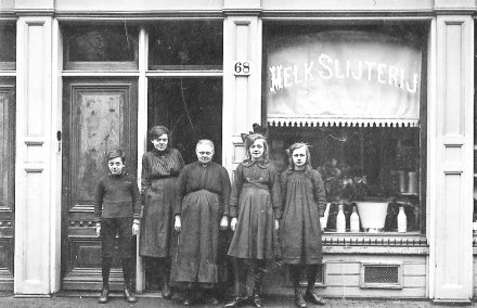  MIjn oma Jannetje Koopman had ook een melkwinkel, in de Von Zesenstraat 68. Hier staat ze ( ongeveer 1920) met haar kinderen voor de deur, alleen van de zoon is mij de naam bekend;Cor. 