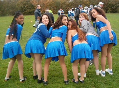 Cheerleader Karin V.l.n.r. Rose, Mila, Xaviera, Aya, Lindsay en Diandra maken lol tijdens de wedstrijd Amstelland Panther - Hilversum Hurricanes in 2004 