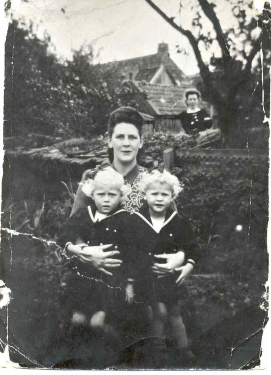 vakantie in Friesland Lenny en haar zusje Minke met moeder, Margreta Feenstra-Frencken, in Friesland. (1948) 