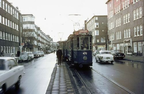 Molukkenstraat  1966 - links op de hoek de avondwinkel (nr. 146) en rechts de Boekenhoek .<br />Foto: Beeldbank Amsterdam 