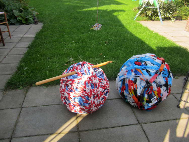 'De groeiende soepballen' gemaakt van tasjes gebruikt bij de Dam tot Damloop voor de kleding en de afzetting - 2014 .<br />Foto: Jo Haen 