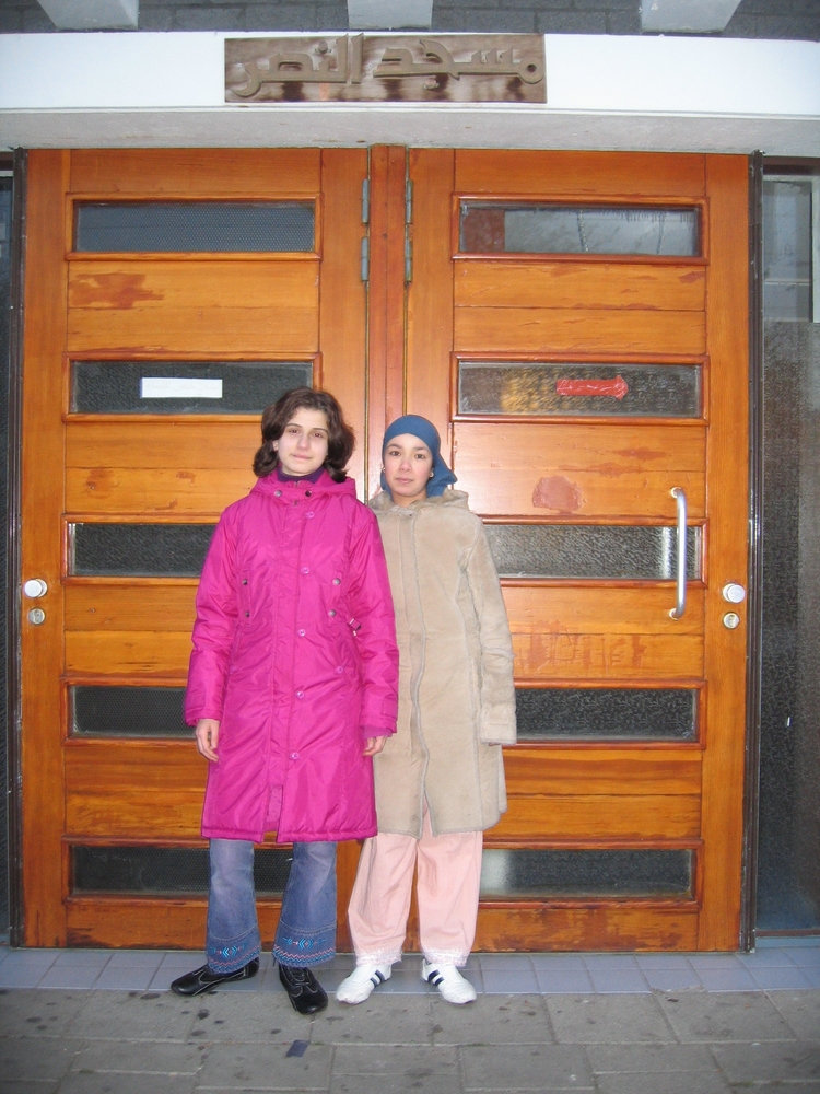 Samia en Nurcan Celebesstraat, 8 december 2004 <br />Samia, met de beige jas en vriendin Nurcan voor de ingang van de Nasr moskee 