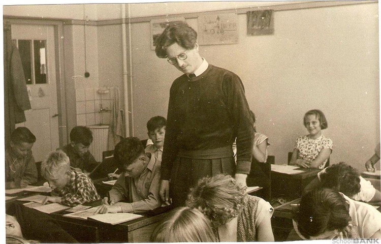  Meester Tienstra naast Wim in de klas 1954 Meester Tienstra naast Wim in de klas.  1954.<br />Foto: Wim Verschut 