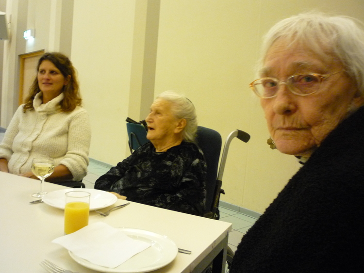 Eten in de Muiderkerk de mevrouw van 94 jaar prijst de mevrouw van 94 jaar prijst het voorgerecht. 