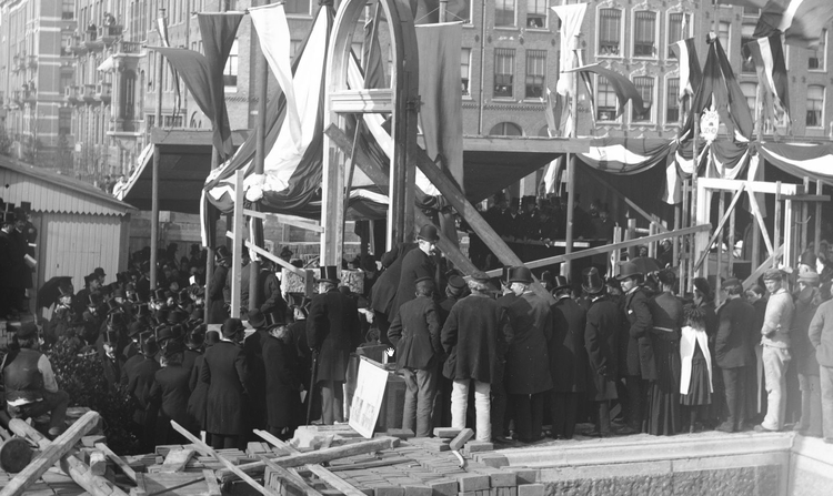Muiderkerk 1e steenlegging 1892 .<br />Foto: Beeldbank Amsterdam 